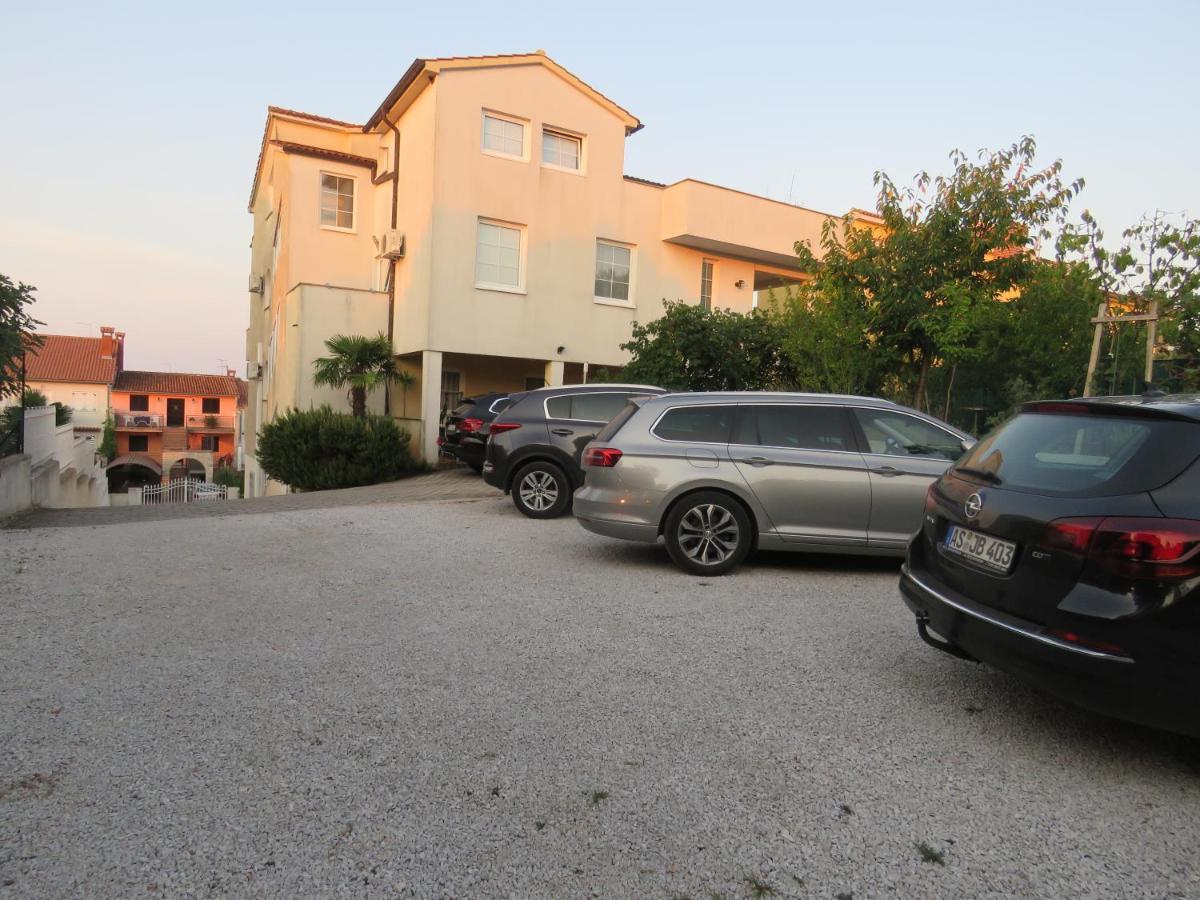 ורסאר Apartments Villa Urbajs מראה חיצוני תמונה